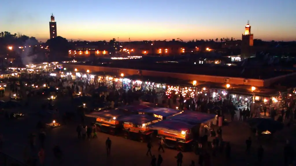El corazón histórico de la ciudad roja, con zocos, encantadores de serpientes y puestos de comida que cobran vida al atardecer.