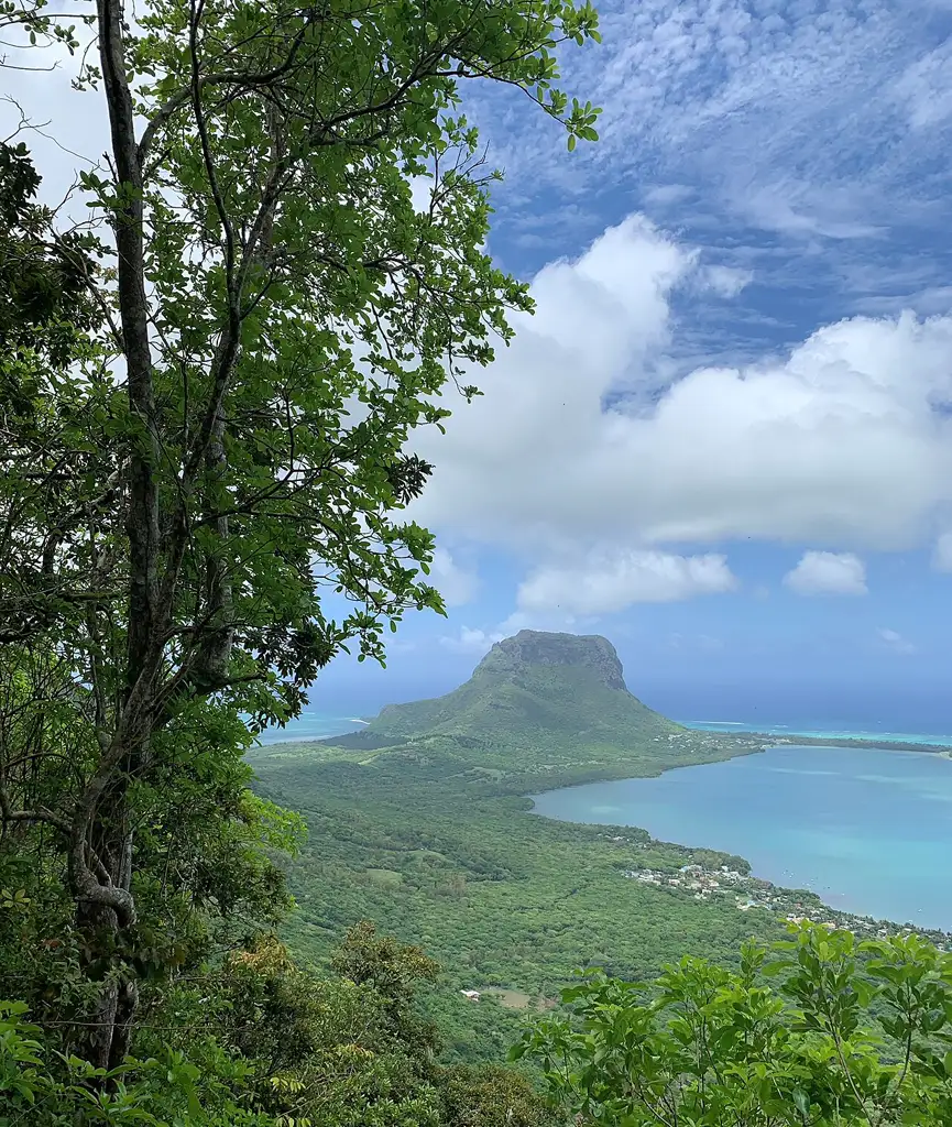 Montaña y península declaradas patrimonio de la UNESCO por su historia vinculada a la resistencia de personas esclavizadas, hoy también un punto de referencia mundial para el kitesurf.