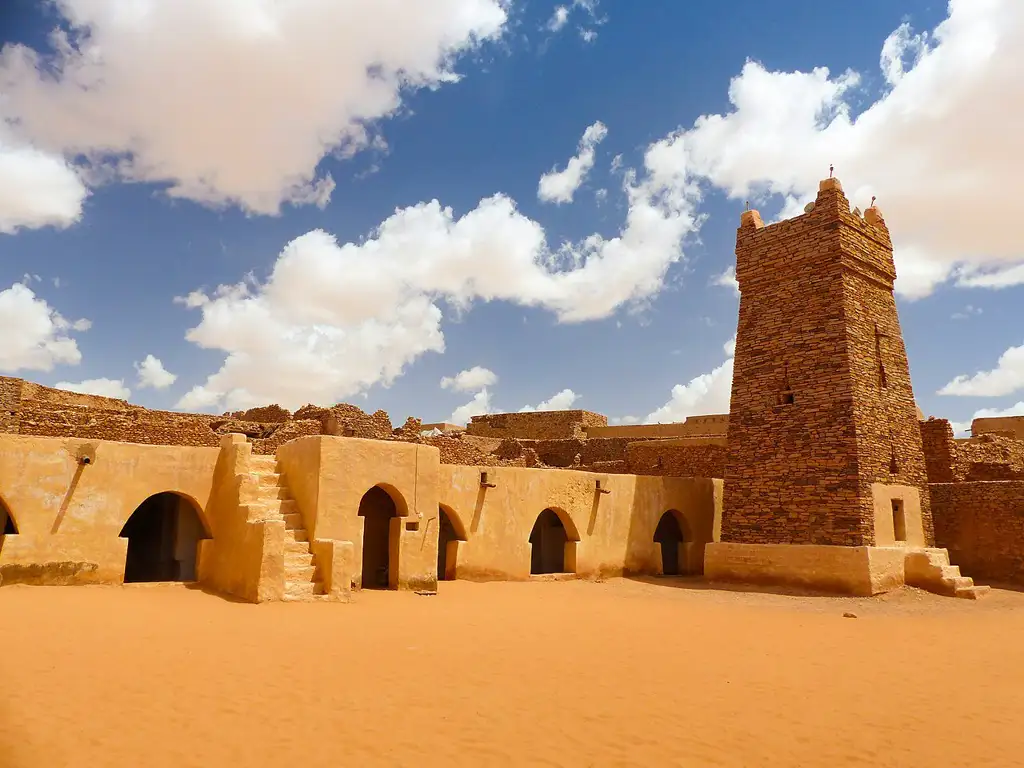 Antigua ciudad caravanera en el desierto del Adrar, con bibliotecas centenarias de manuscritos islámicos y arquitectura de piedra seca considerada patrimonio histórico del país.