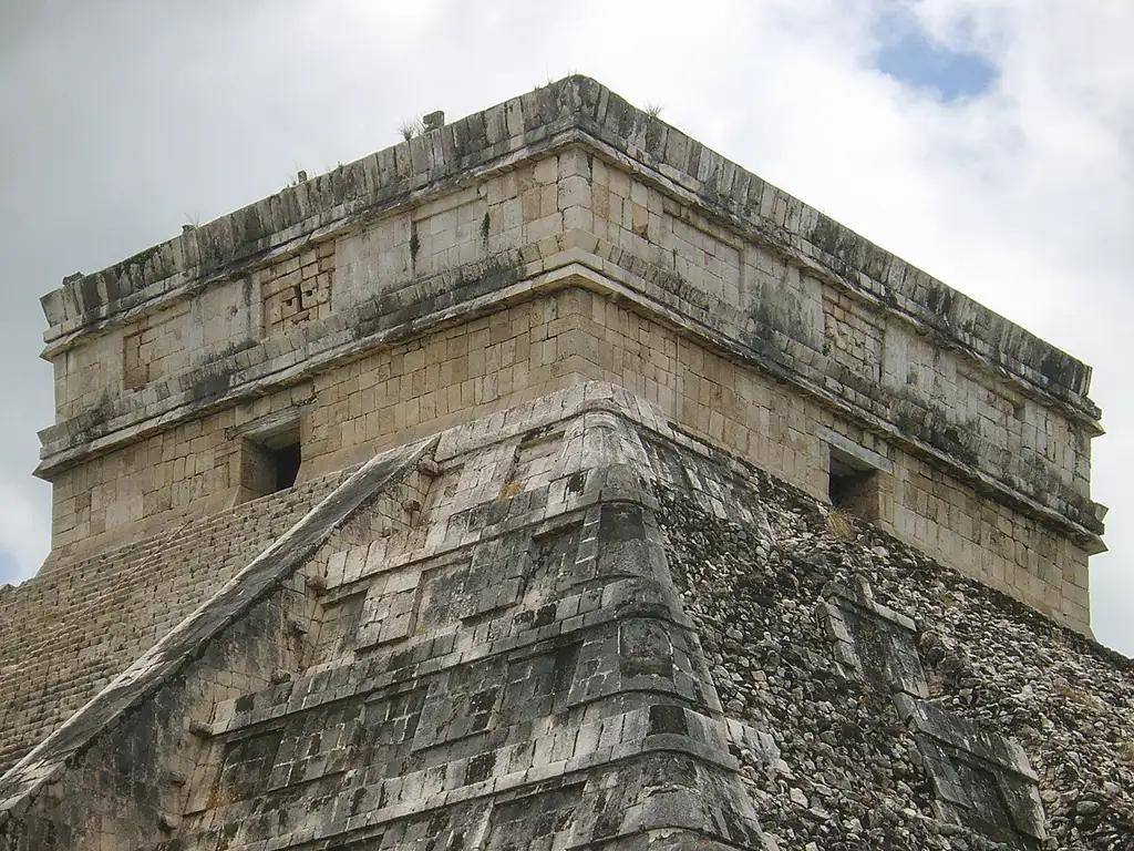 Complejo arqueológico maya con la pirámide de Kukulkán como epicentro, una de las Nuevas Siete Maravillas del Mundo.