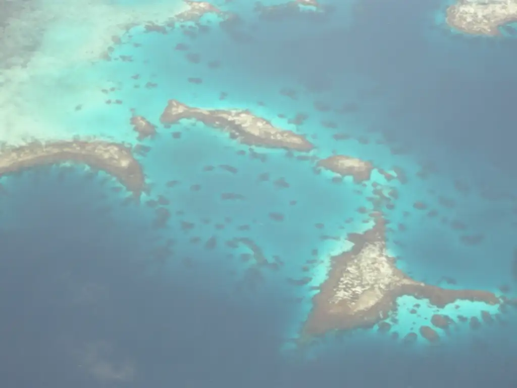 Uno de los mejores sitios de buceo de naufragios del mundo, con decenas de barcos y aviones japoneses hundidos durante la Operación Hailstone de 1944.