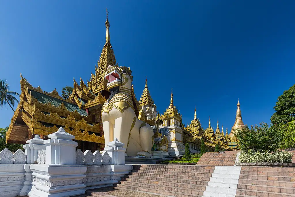 El monumento budista más sagrado de Myanmar, una estupa dorada de más de 2.000 años de historia en el centro de Yangón, visitada tanto por peregrinos como por visitantes.