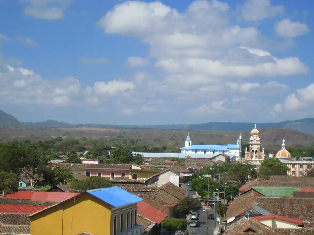 Ciudad colonial junto al lago de Nicaragua, con arquitectura española bien conservada y acceso a las Isletas volcánicas.