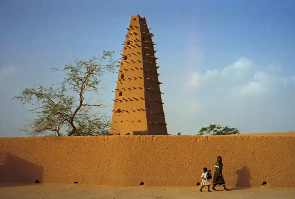 Ciudad caravanera del Sahara con la mezquita de barro más alta del mundo, Patrimonio de la Humanidad, hoy prácticamente fuera del alcance turístico por la situación de seguridad.
