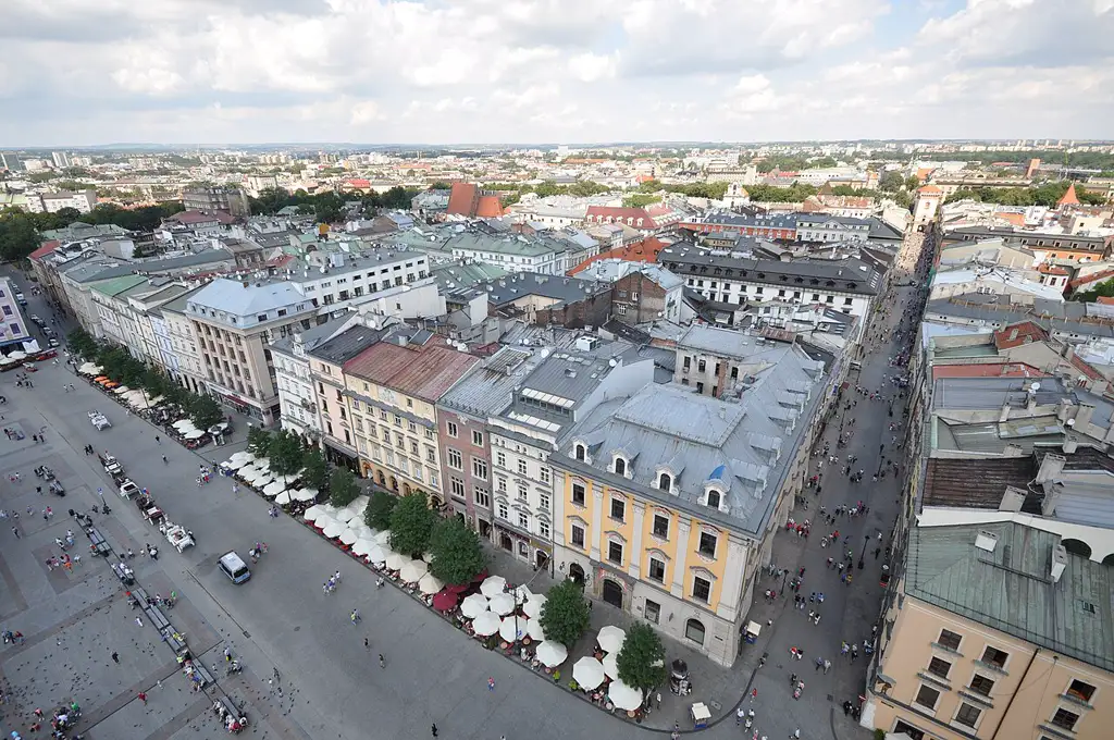 Centro histórico medieval declarado Patrimonio de la Humanidad, con la Plaza del Mercado y la Basílica de Santa María.