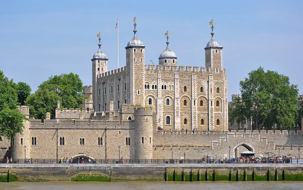 Fortaleza histórica a orillas del Támesis que alberga las joyas de la corona británica.
