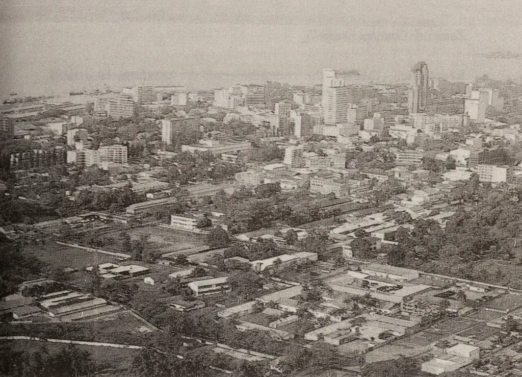 Capital de intensa vida urbana junto a los rápidos del río Congo, con mercados y una escena musical y artística reconocida en toda África; conviene moverse siempre con guías o contactos locales de confianza.