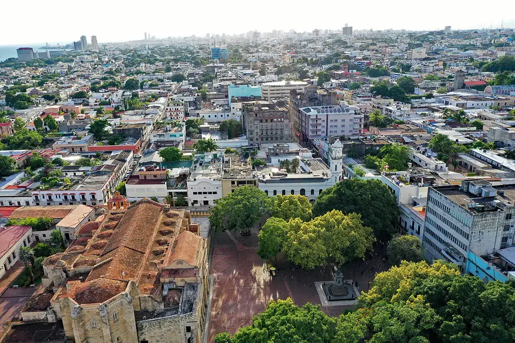 Primer asentamiento urbano europeo de América, Patrimonio de la Humanidad de la Unesco, con la Catedral Primada de América y calles empedradas del siglo XVI.