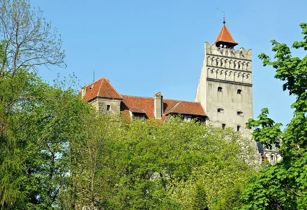 Fortaleza medieval asociada popularmente a la leyenda de Drácula, en las montañas de Transilvania.
