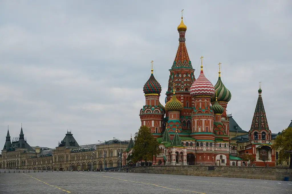 Corazón histórico y político de Moscú, con la Catedral de San Basilio y las murallas del Kremlin.