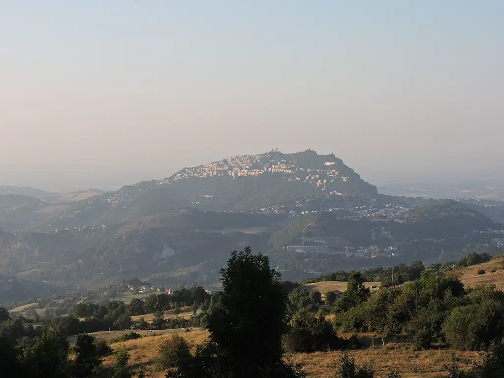 Guaita, Cesta y Montale, las tres fortalezas medievales que coronan la montaña y símbolo nacional del país.