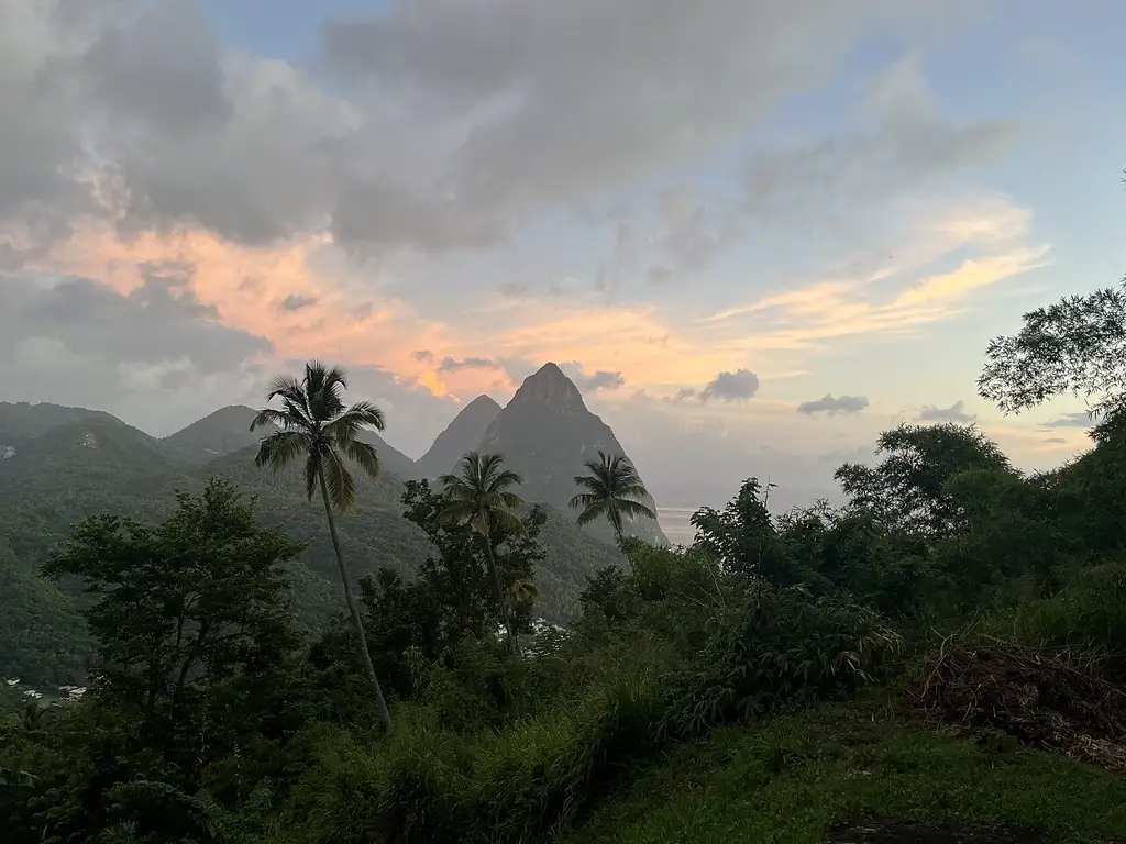 Dos picos volcánicos gemelos que emergen del mar cerca de Soufrière, Patrimonio de la Humanidad de la Unesco y símbolo del país.