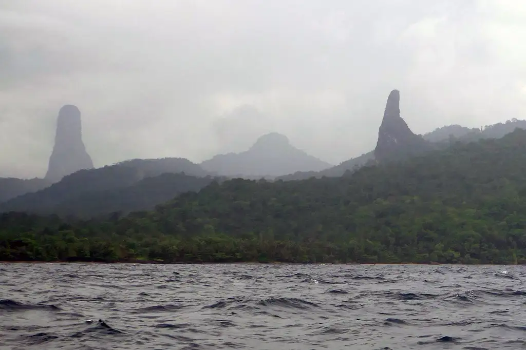 Aguja volcánica que se eleva de forma vertical entre la selva del sur de la isla de São Tomé, una de las formaciones geológicas más llamativas de África Central.