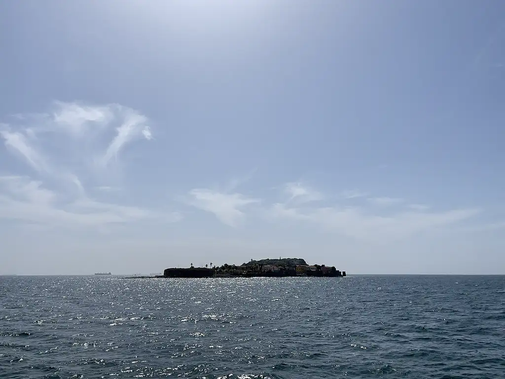 Isla frente a Dakar vinculada a la historia de la trata transatlántica de personas esclavizadas, con la Casa de los Esclavos y calles coloniales, Patrimonio de la Humanidad por la UNESCO.