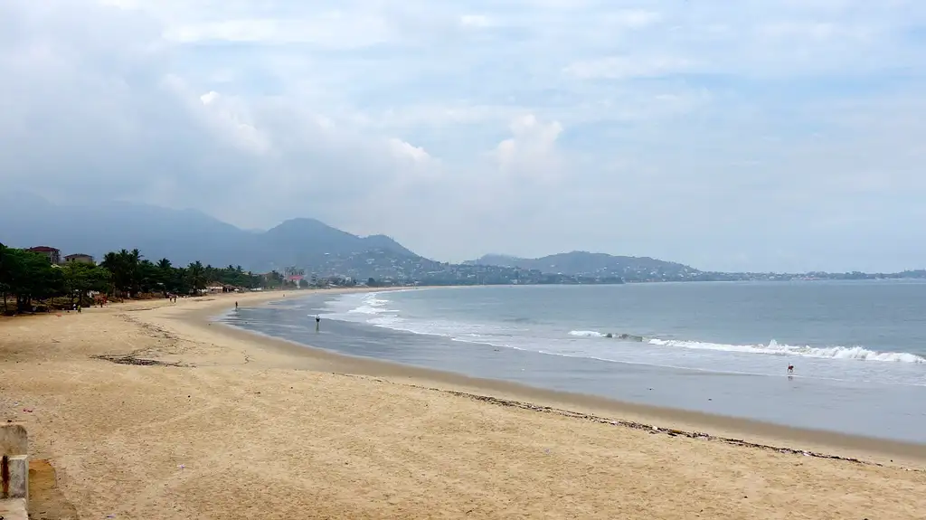 Costa de arena blanca y aguas cálidas como River No. 2, Bureh Town y Tokeh, con un ambiente relajado y opciones de surf en algunas zonas.