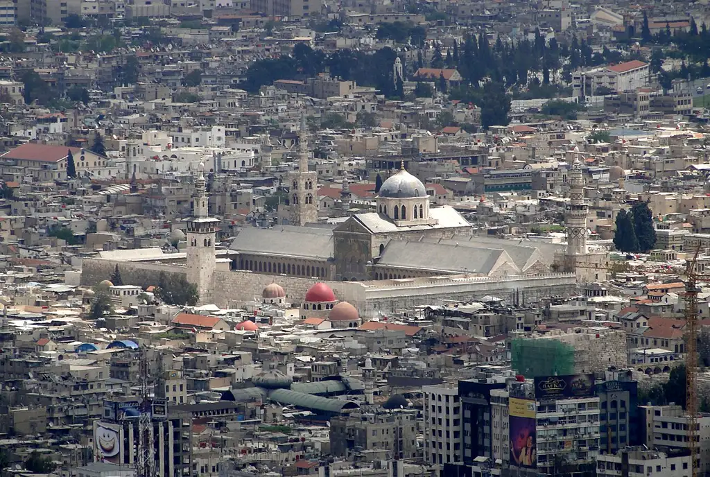 Una de las mezquitas más antiguas e importantes del mundo islámico, construida en el siglo VIII sobre un templo romano previo.