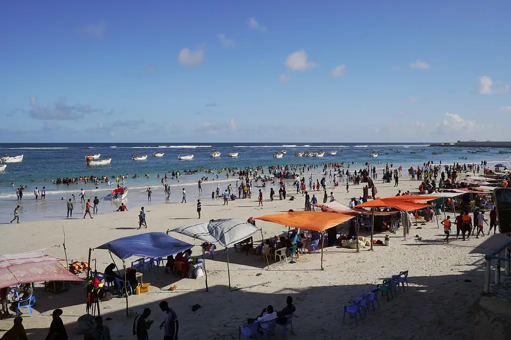 Franja de arena blanca y aguas turquesas en Mogadiscio, con algunos restaurantes de pescado frente al mar; punto de referencia social de la capital pese al contexto de seguridad del país.
