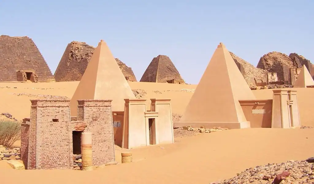 Necrópolis nubia con más pirámides que Egipto, Patrimonio de la Humanidad, en el desierto al norte de Jartum.