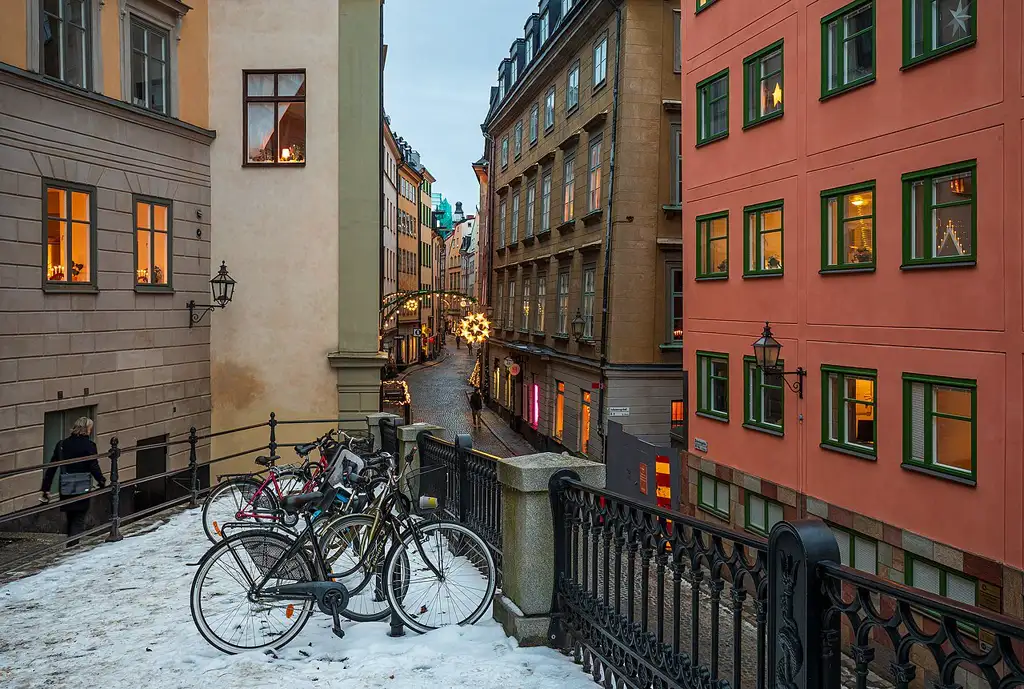 El casco antiguo medieval de Estocolmo, con calles empedradas, edificios coloridos y el Palacio Real.