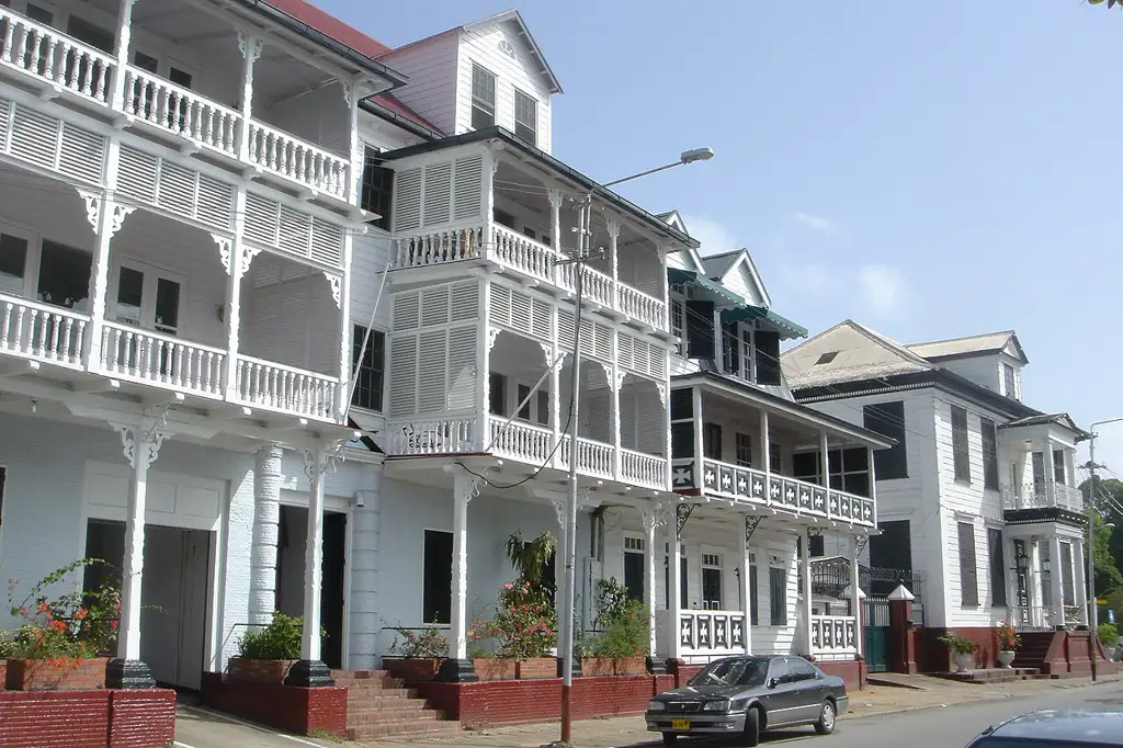 Centro colonial declarado Patrimonio de la Humanidad, con una singular mezcla de arquitectura de madera neerlandesa y estilo caribeño.