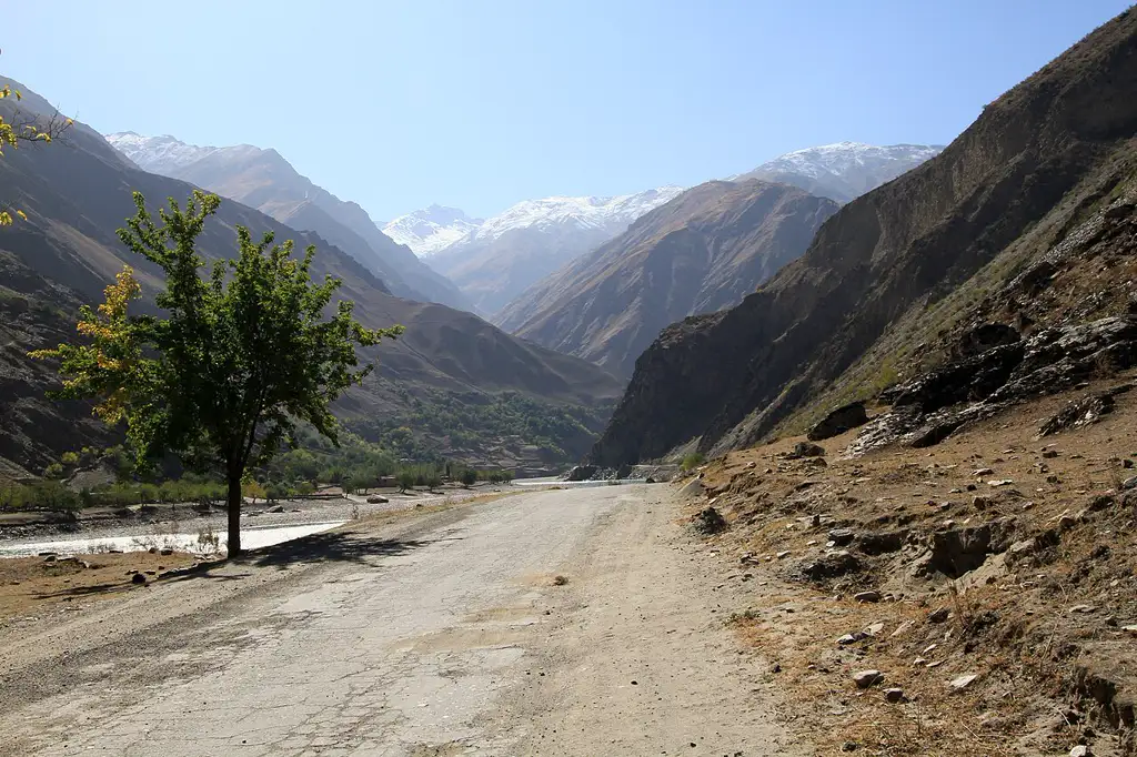 Una de las rutas de alta montaña más espectaculares del mundo, que atraviesa el Pamir hasta la frontera con Kirguistán entre paisajes de estepa y glaciares.