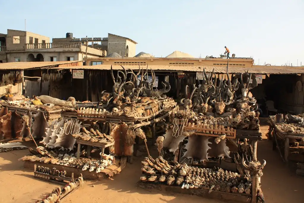 Mercado en Lomé dedicado a objetos y remedios del vudú tradicional, uno de los más grandes de África Occidental para esta práctica religiosa.