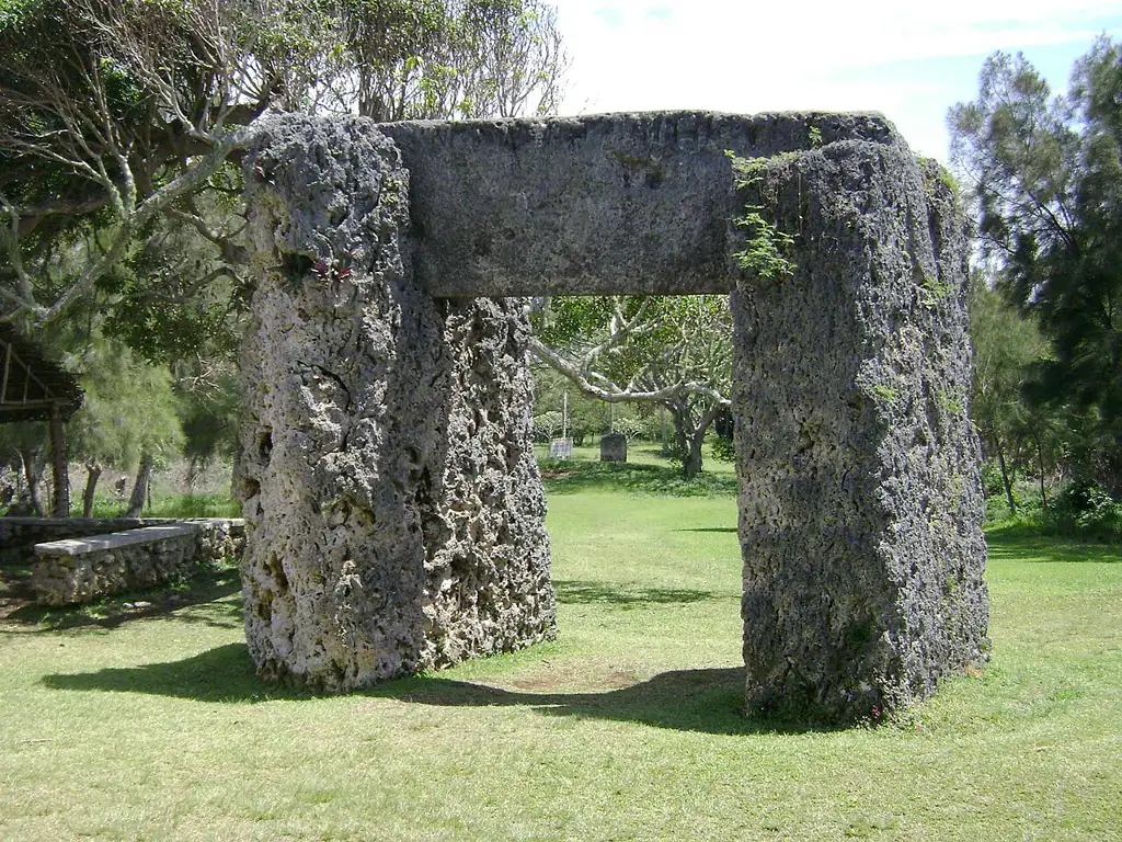 Estructura megalítica de piedra caliza coralina de unas 12 toneladas, construida alrededor del año 1200, considerada el Stonehenge del Pacífico.