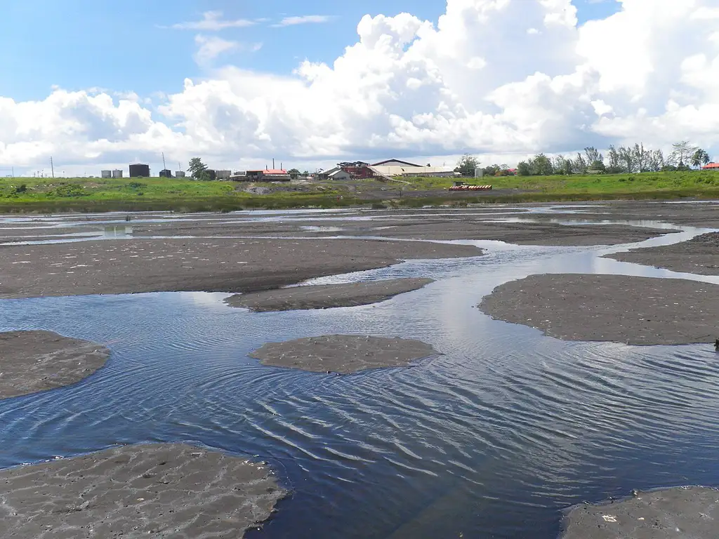 El mayor depósito natural de asfalto del mundo, un lago negro y semisólido que se puede recorrer caminando con guía.