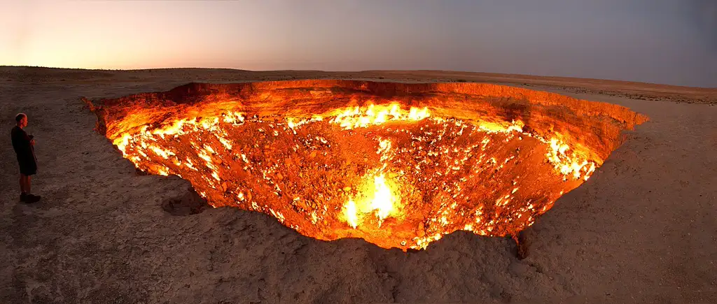 Cráter en llamas en pleno desierto de Karakum, originado por un accidente de perforación soviético en 1971, conocido como las Puertas del Infierno.