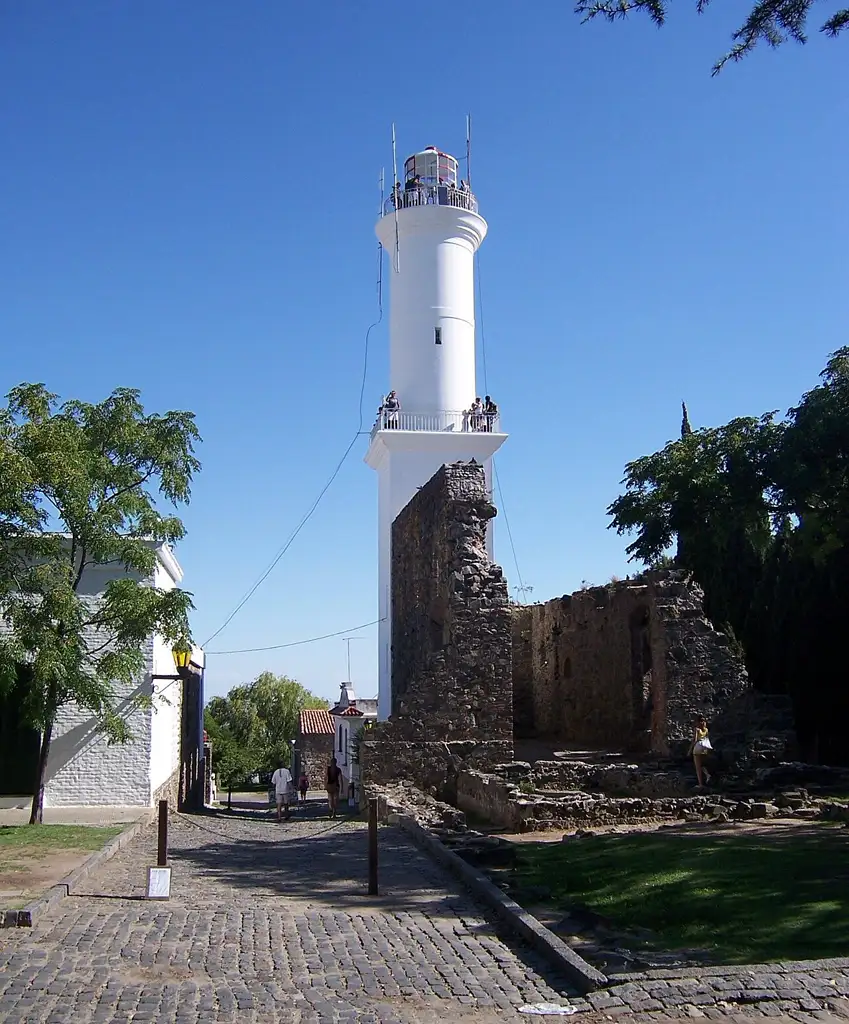 Casco histórico colonial fundado por los portugueses en el siglo XVII, declarado Patrimonio de la Humanidad, con calles empedradas frente al Río de la Plata.