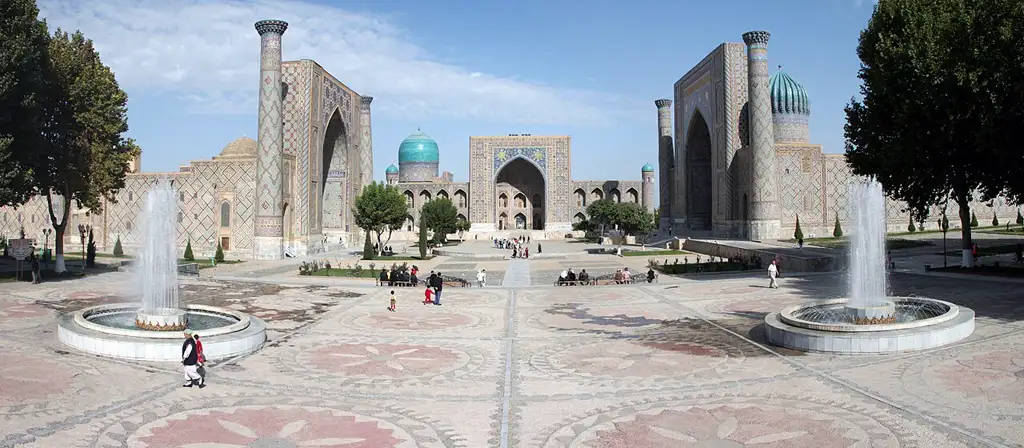 Plaza monumental rodeada de tres madrasas con mosaicos turquesa, uno de los conjuntos arquitectónicos más impresionantes de la Ruta de la Seda.