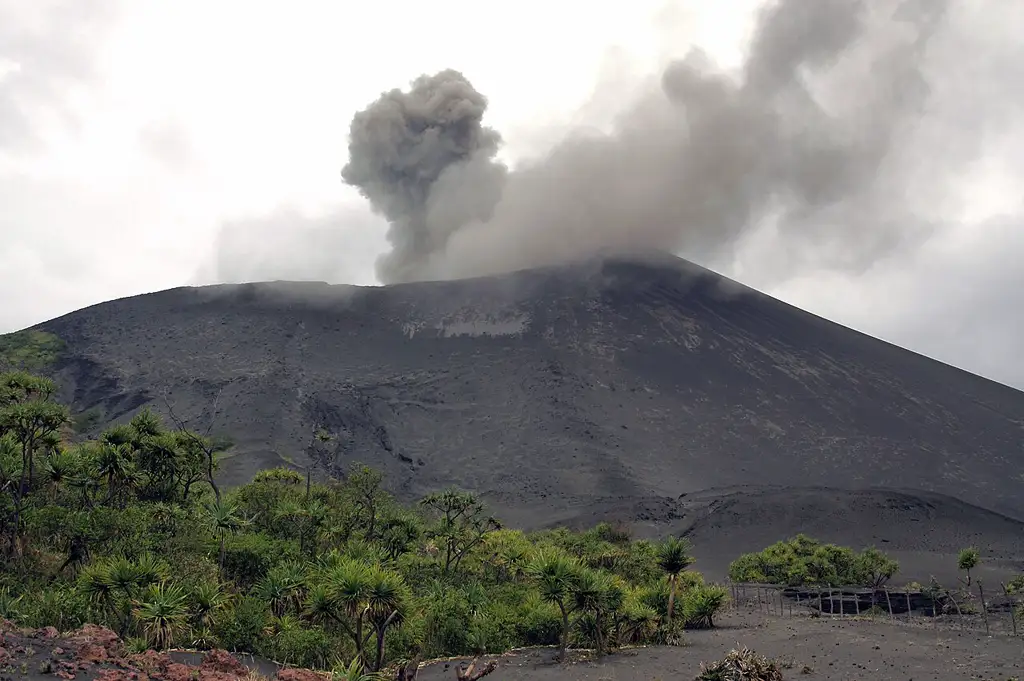 Uno de los volcanes activos más accesibles del mundo, con un cráter al que se puede llegar caminando y observar erupciones estrombolianas al atardecer con guías locales.