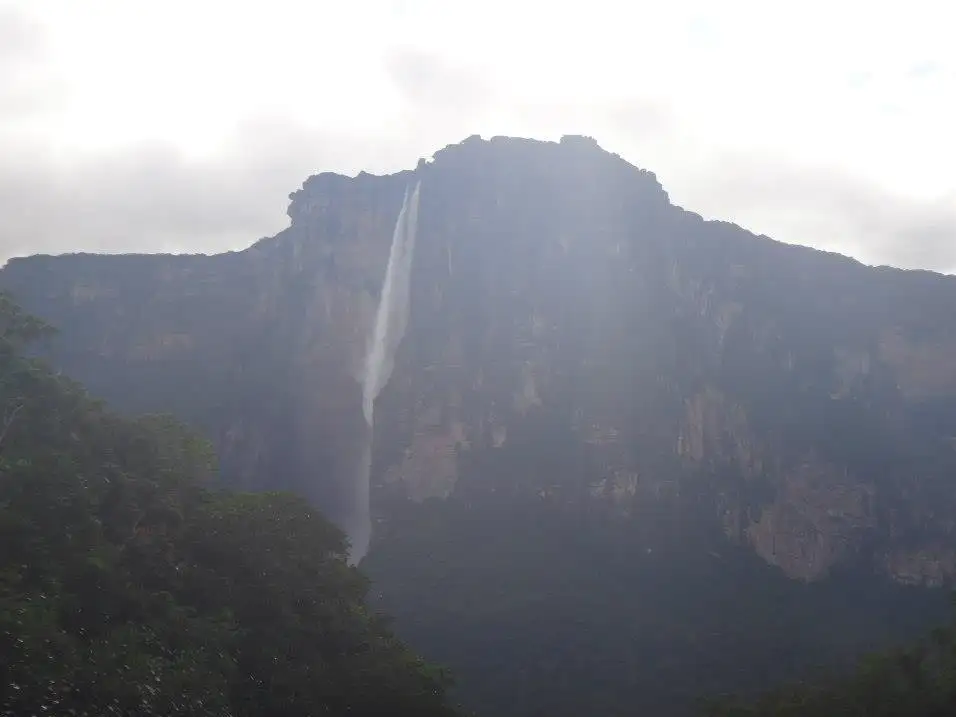 La catarata ininterrumpida más alta del mundo, en un parque nacional de tepuyes y selva que solo se visita en tours organizados por avioneta y canoa.