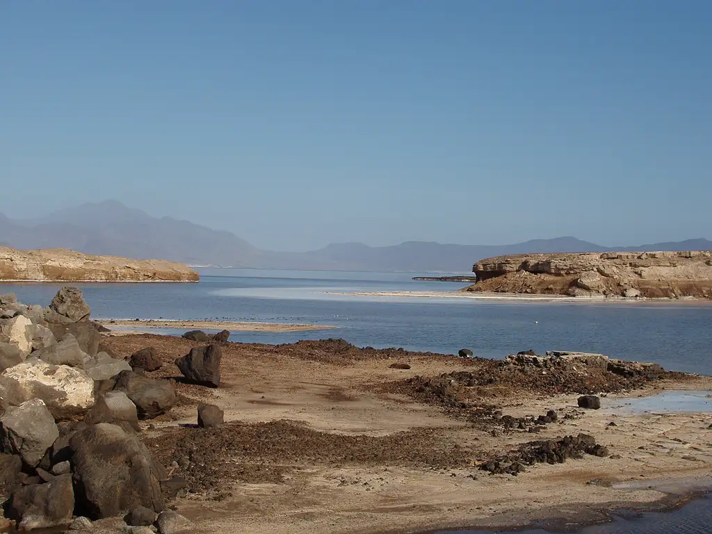 El punto más bajo de África, un lago salado de color turquesa rodeado de formaciones de sal blanca, a solo dos horas de la capital.