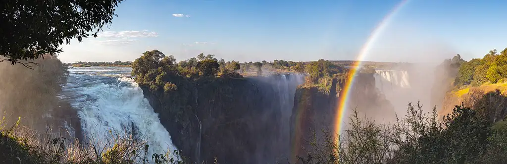 Una de las cataratas más grandes del mundo sobre el río Zambeze, con la posibilidad de nadar en la Piscina del Diablo al borde del precipicio en temporada de bajo caudal.