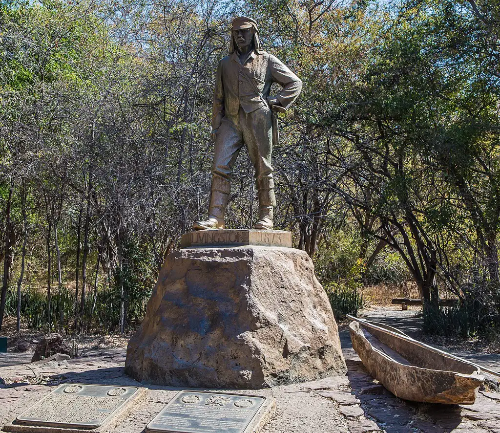 Ofrece las vistas panorámicas más amplias de esta catarata declarada Patrimonio de la Humanidad, conocida localmente como Mosi-oa-Tunya, el humo que truena.